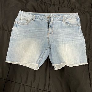 Womens size 14 jean shorts.